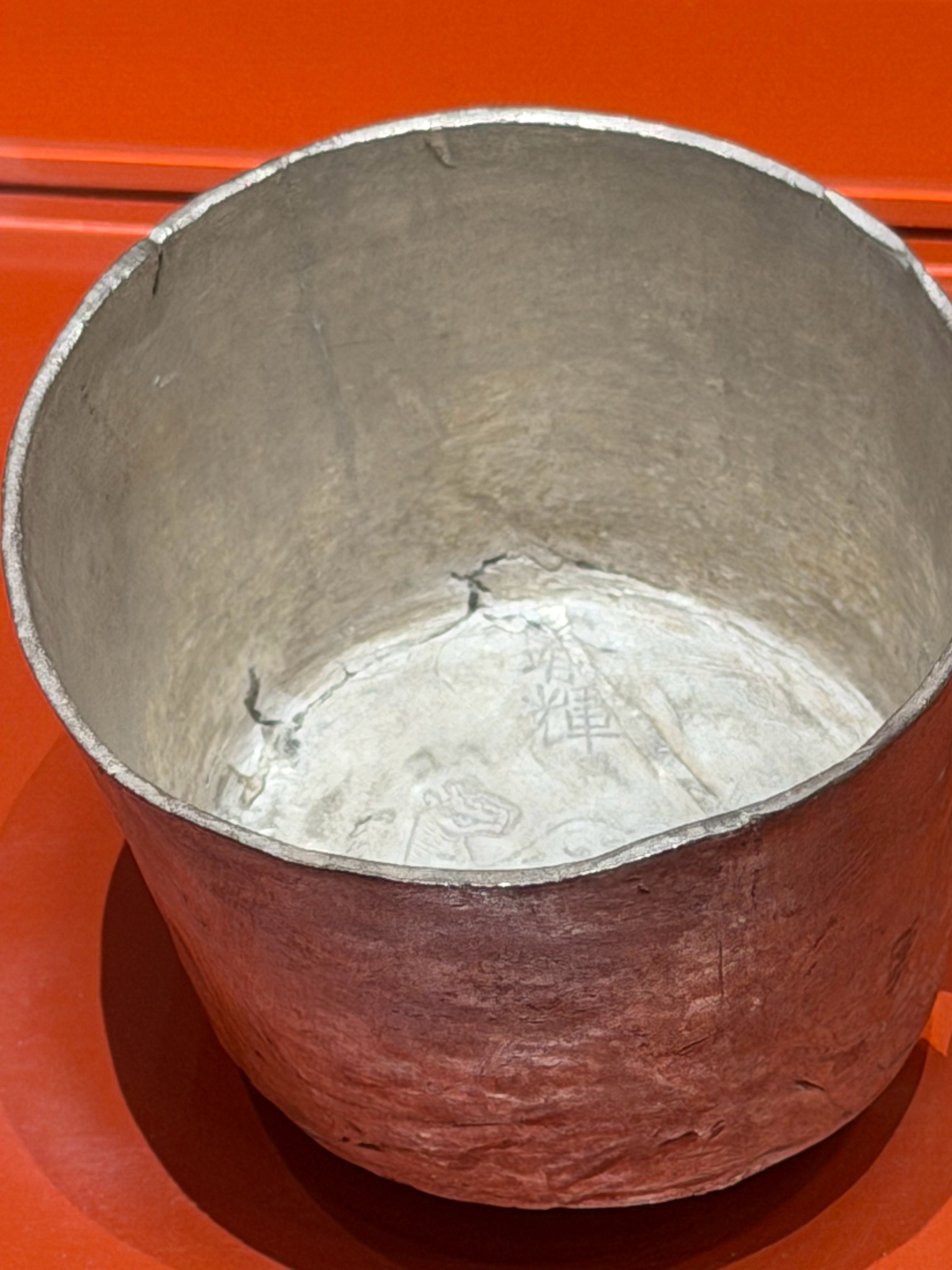 🔻明人银杯，杯底有穆王八骏：逾辉、超光、越影。🔻金杯底则是寿，明人品味。🔻