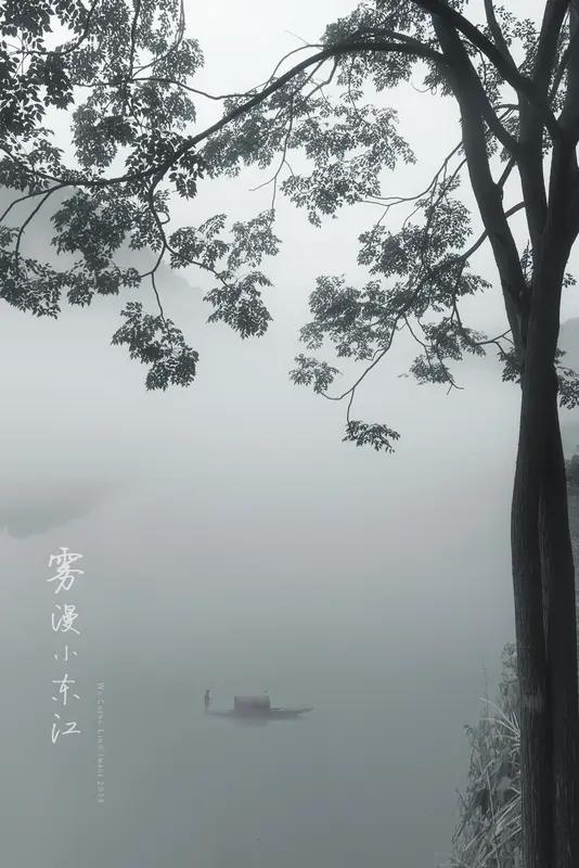 上联：长亭远观，百里云烟裹万壑；
下联：寒江独钓，一蓑风雪揽千山。