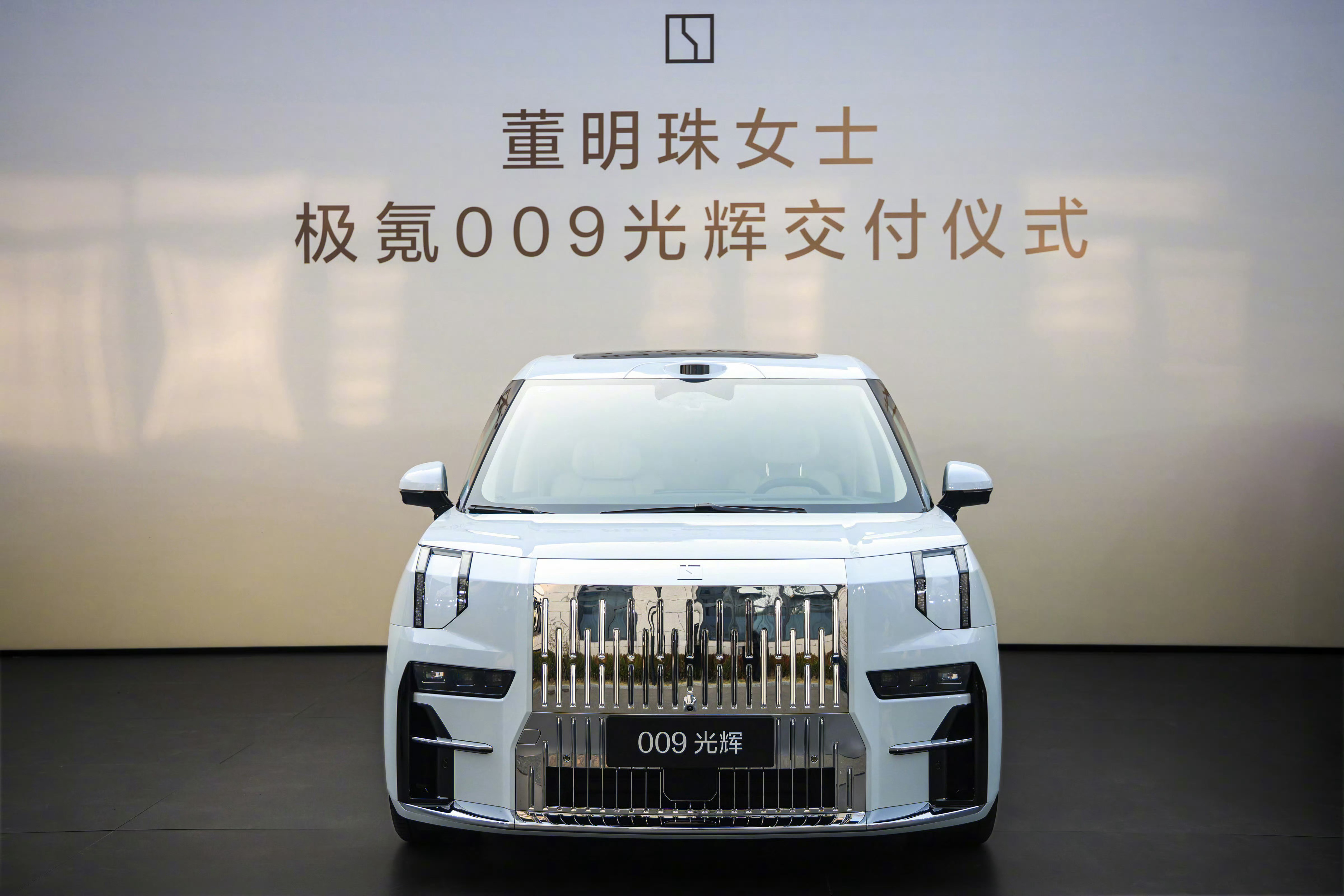 李书福亲自为董明珠交车董明珠回应换车称中国汽车看吉利近日，格力电器董事长董明珠现