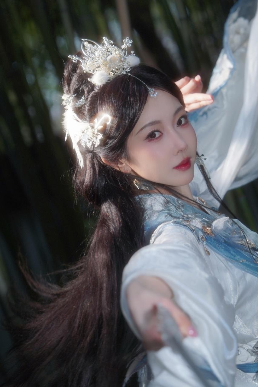 宣璐梦回与凤行琉羽不愧是古装美人宣璐，眉眼之间全是琉羽当年的灵气 