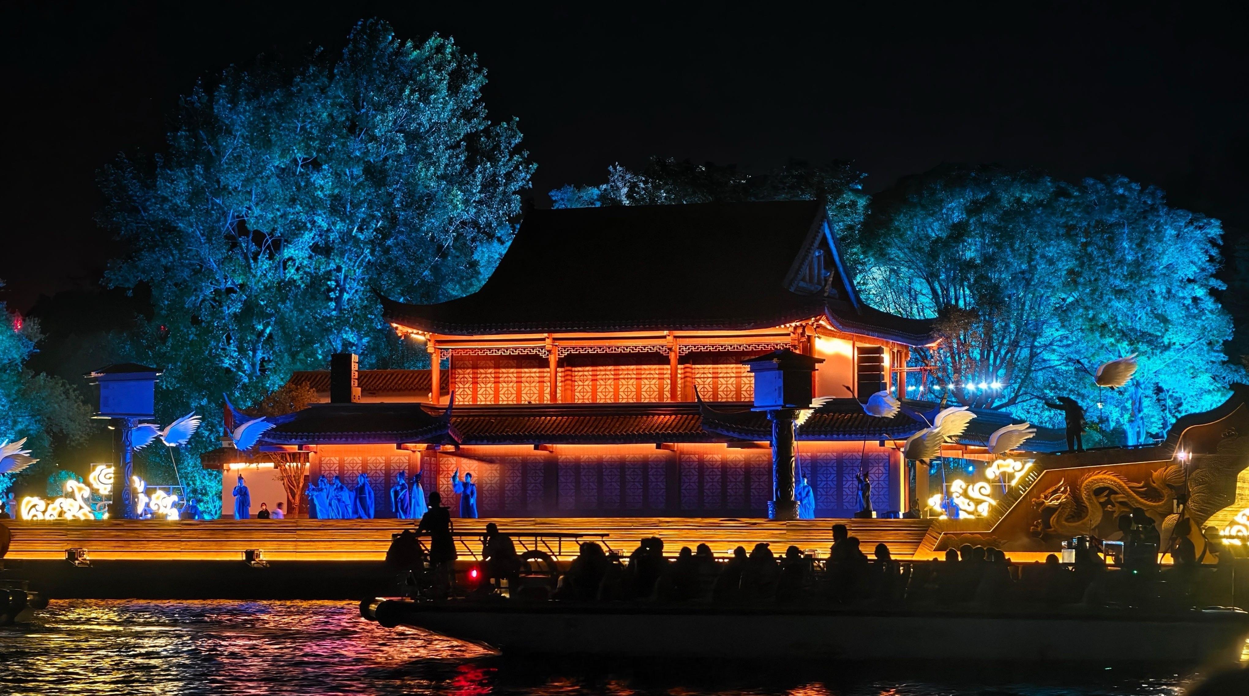 岳阳的夏夜太绝了！没想到在洞庭湖畔还能体验这么震撼的光影夜游🌙《赊月洞庭》实景