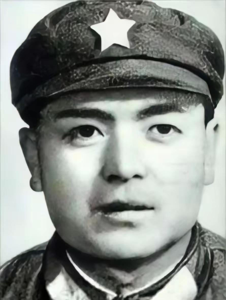 一辆坦克，四个人。连长牺牲，两名炮手重伤倒下，驾驶员昏迷了整整一天两夜。 醒来时