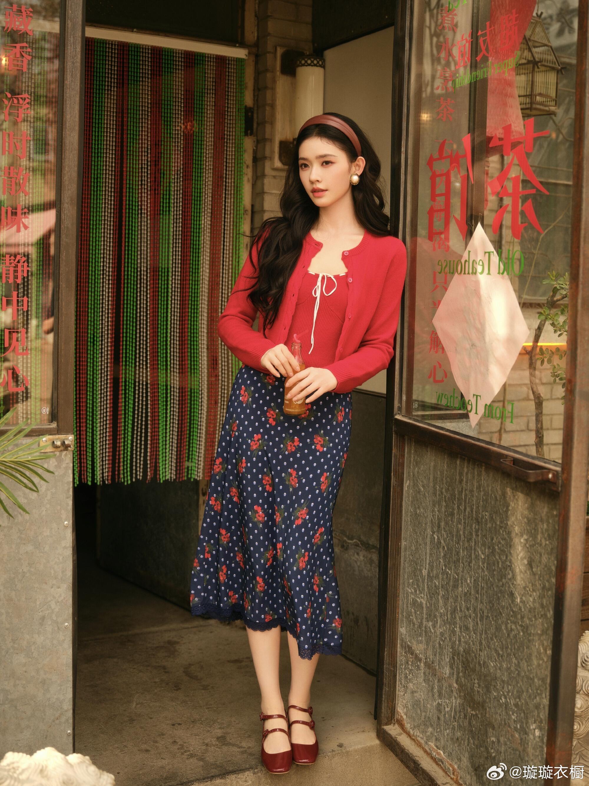 林允穿80年代红裙出席剧宣，那股子美人劲儿，简直绝了。 