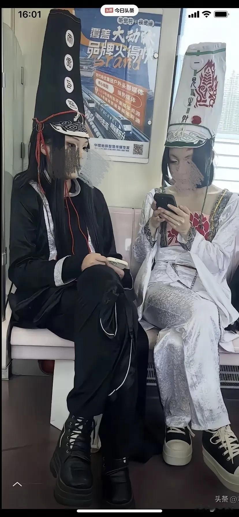 两年轻姑娘穿奇装异服坐地铁，网友惊讶，“这不就是传说中的黑白无常吗？幸亏是白天出
