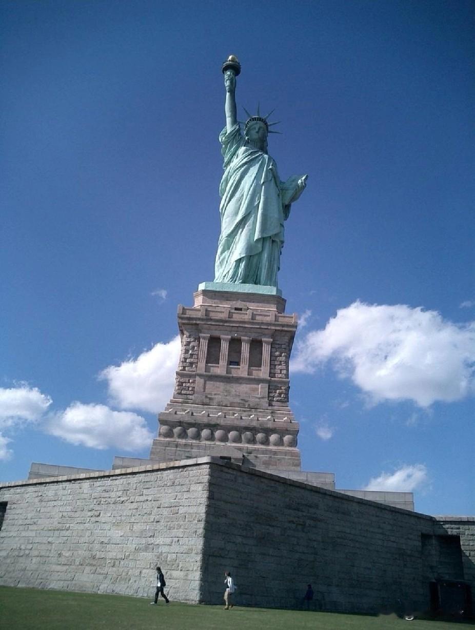 美国纽约发生爆炸事件。

当地时间1月24日凌晨，美国纽约市一栋17层公寓发生燃