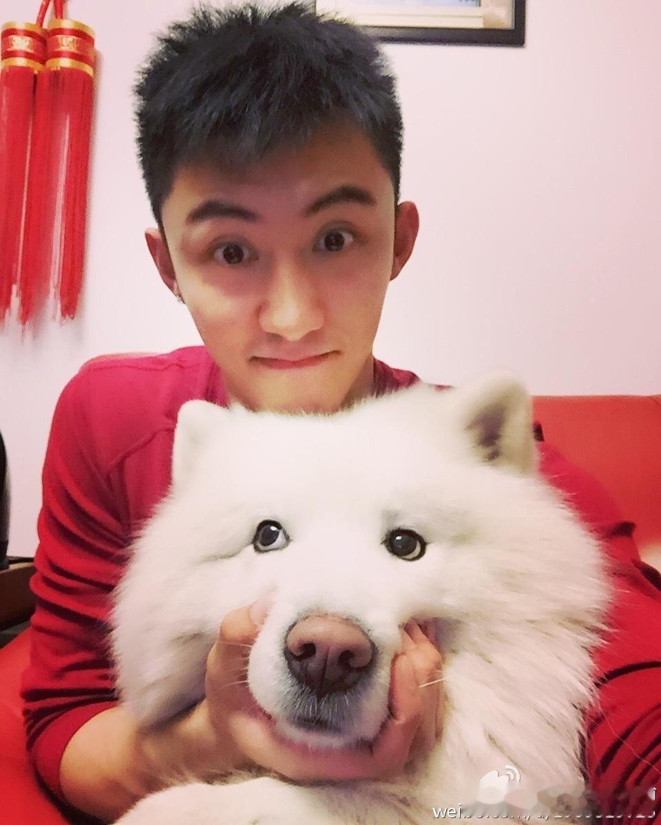 黄景瑜︱爱宠合影系列2016年春节回丹东过年时在家拍的Billy鸭绿江边这张真的