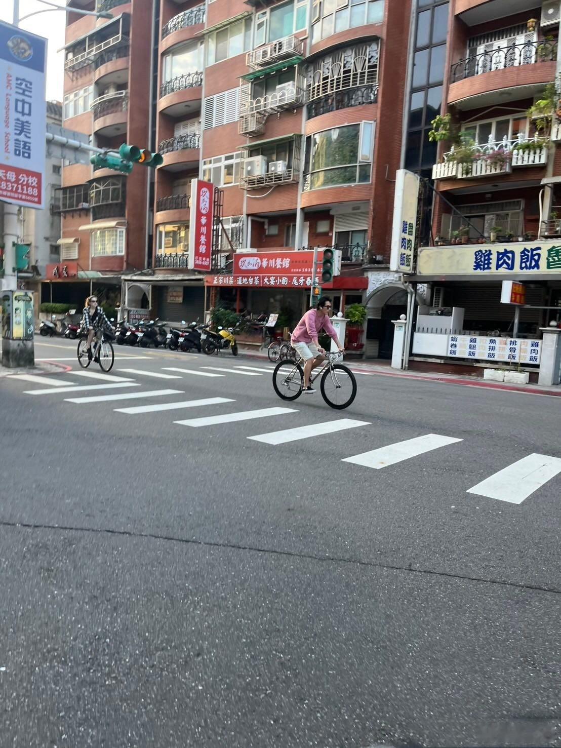 网友偶遇邱泽许玮甯骑单车，哇塞！好甜蜜哦！ 