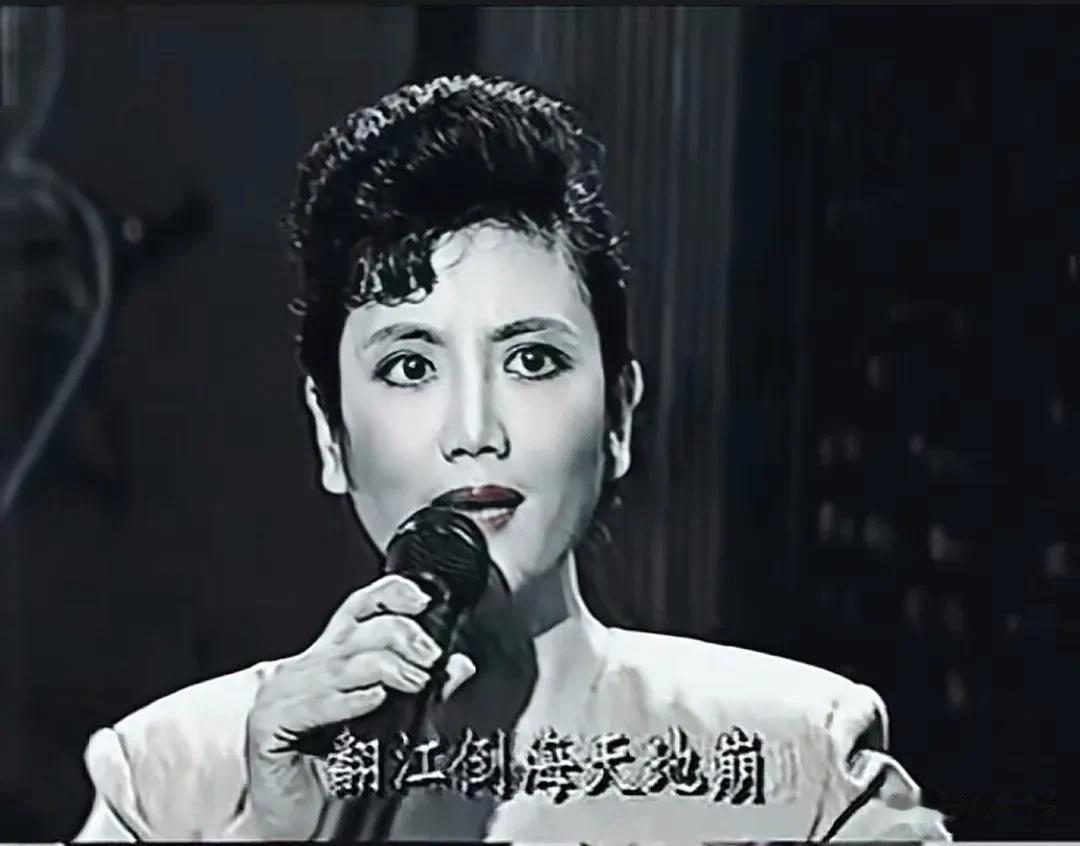 来几张李秀明唱《英雄赞歌》的截图
可惜视频不是很清晰，也不是彩色的
1991年谢