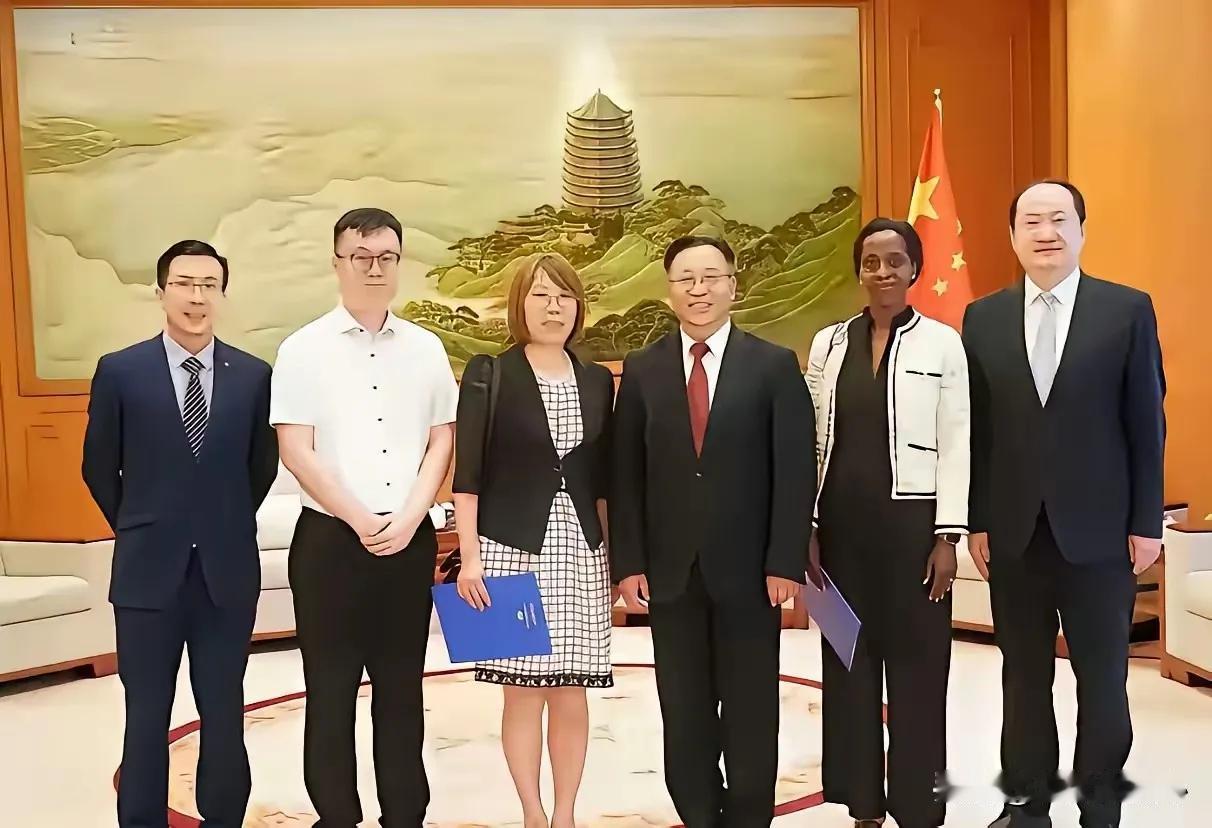一场公开场合的硬核对峙引发全网热议！知名老师汤家凤当众直面气问前外交官李文ico