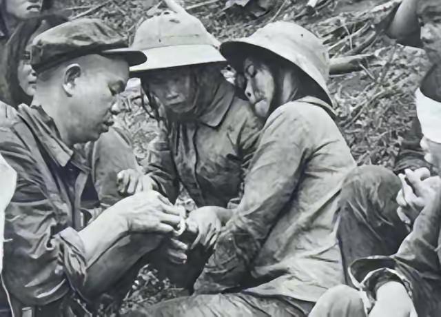 1979年，俘虏交换后，200多名战士终于回到祖国。他们刚刚跨过边境线，广州军区
