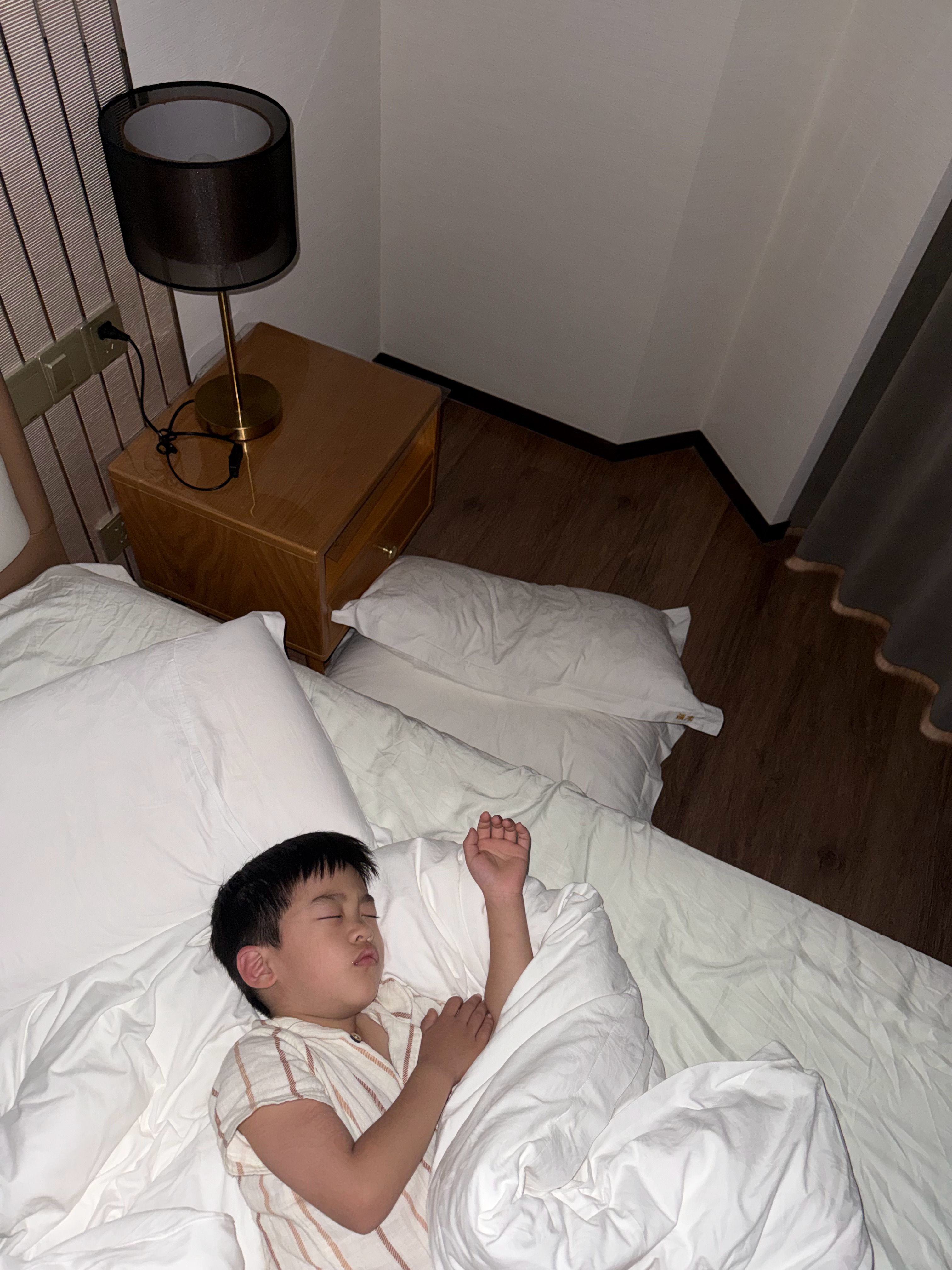 被我预判了，果然睡着睡着掉床底下去了。还好睡之前我放了两个枕头😂 