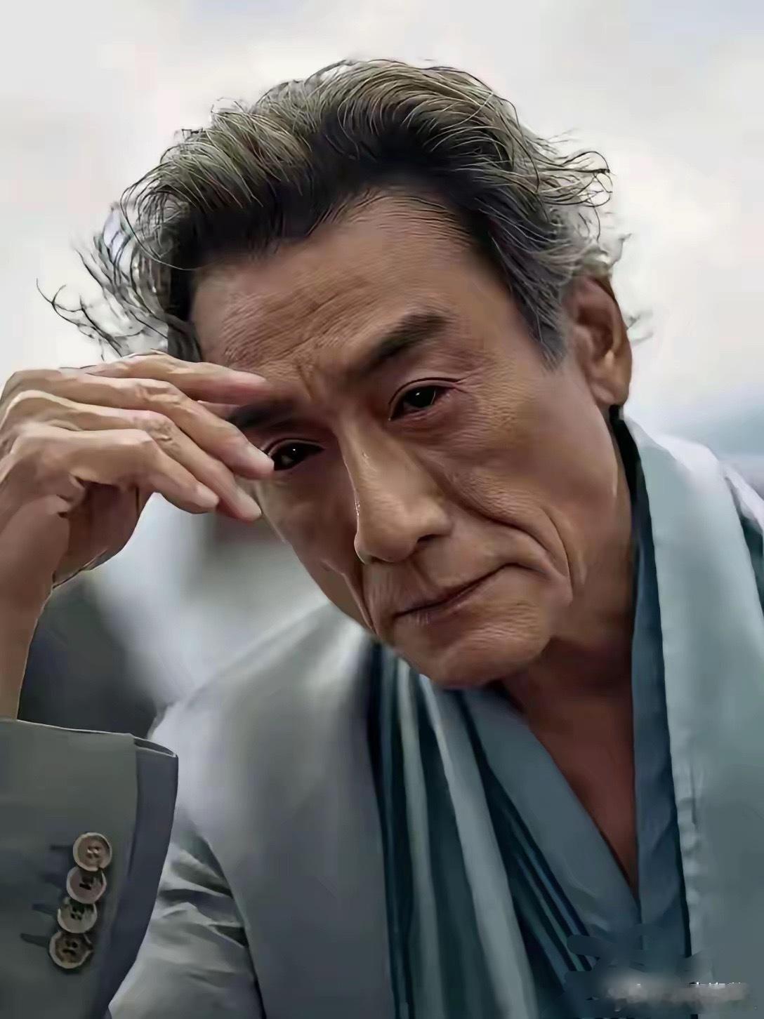 这是梁家辉不知道的还以为是李咏不得不说，妆容和形象对一个人来说太重要了，明星全靠