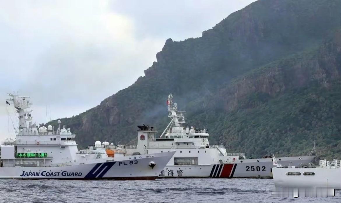 日本船只遭我国海警武装驱离，就发生在钓鱼岛。
12月2日凌晨，摸黑的日本“瑞宝丸