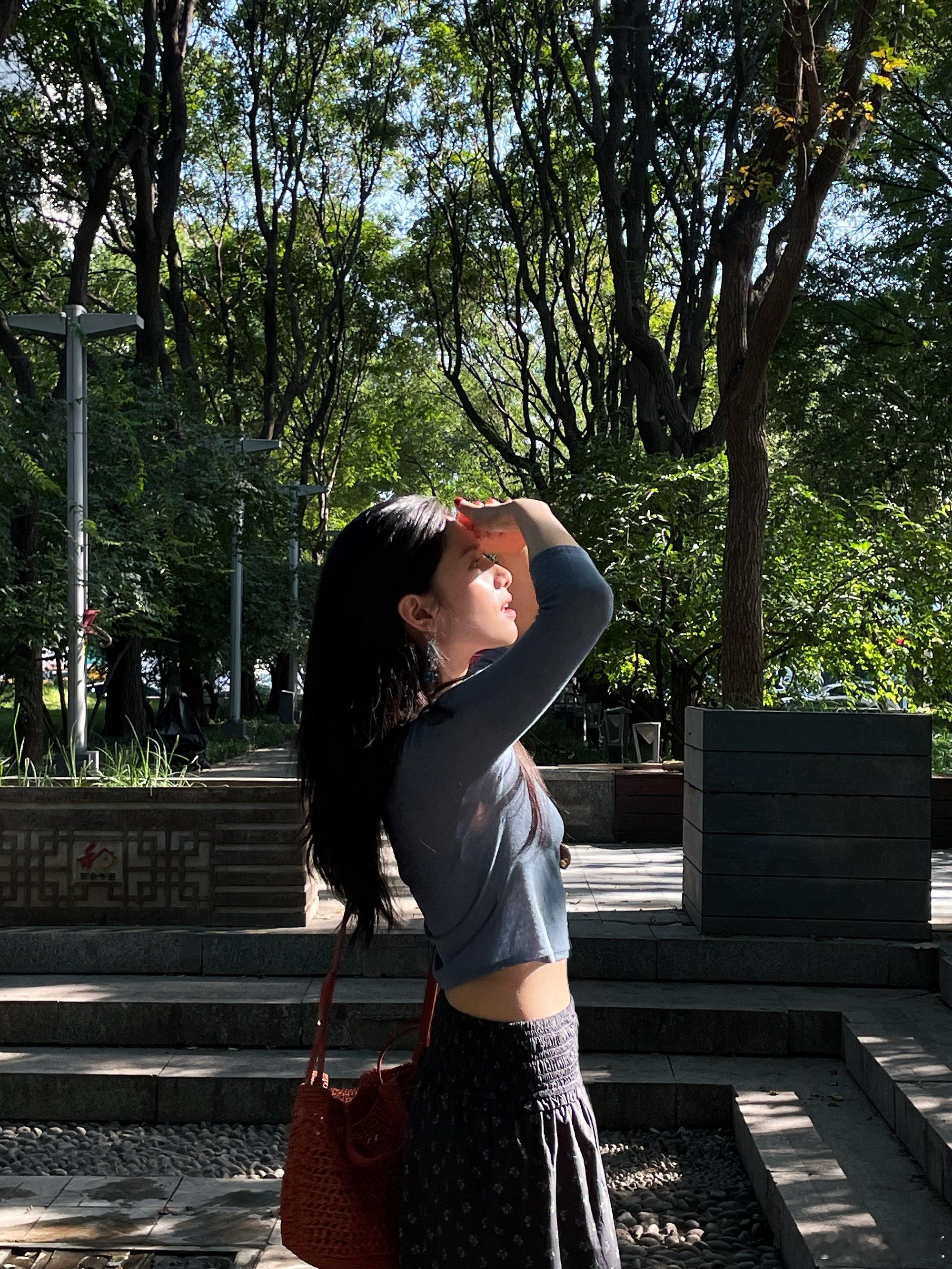 张婧仪大理素颜爬山真的很喜欢张婧仪身上这份自在舒展的气质。刚刷她去到大理爬山，享