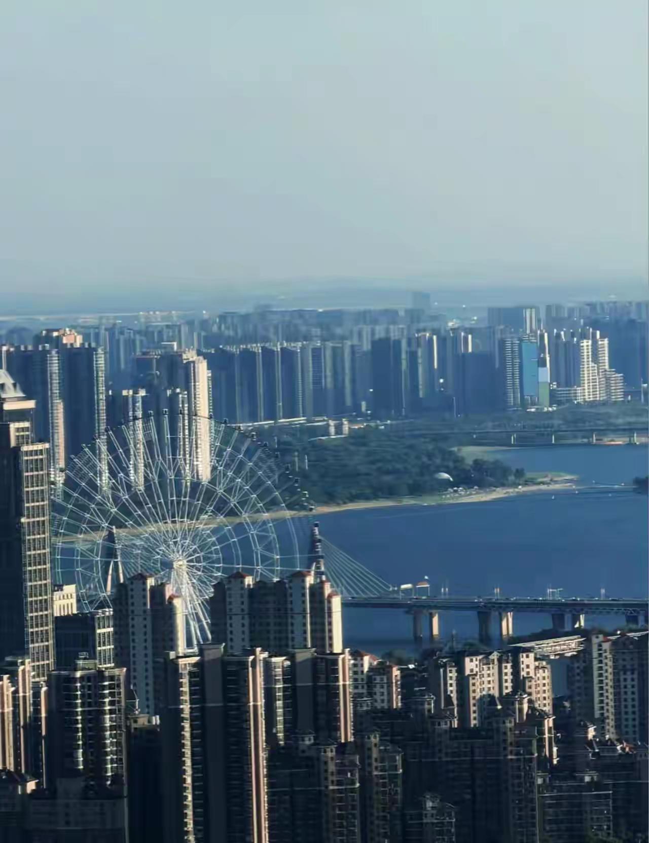南昌该如何实现突破呢？
 
立足中部竞争格局，南昌要实现能级跃升、冲刺万亿城市，