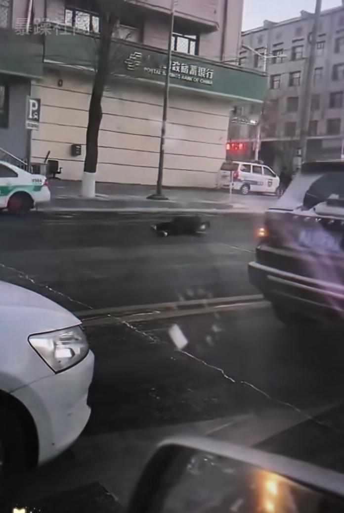 一老头倒地，大家都不敢上前去扶，甚至离的更远，远远的看着！就连打报警电话的都没有