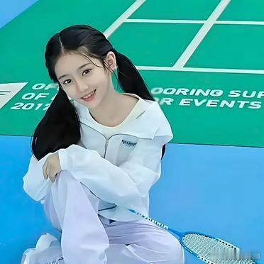 于正年初签约9岁小女孩于正新签的小女孩神似刘亦菲 九岁小姑娘眉眼间的灵气太绝了，