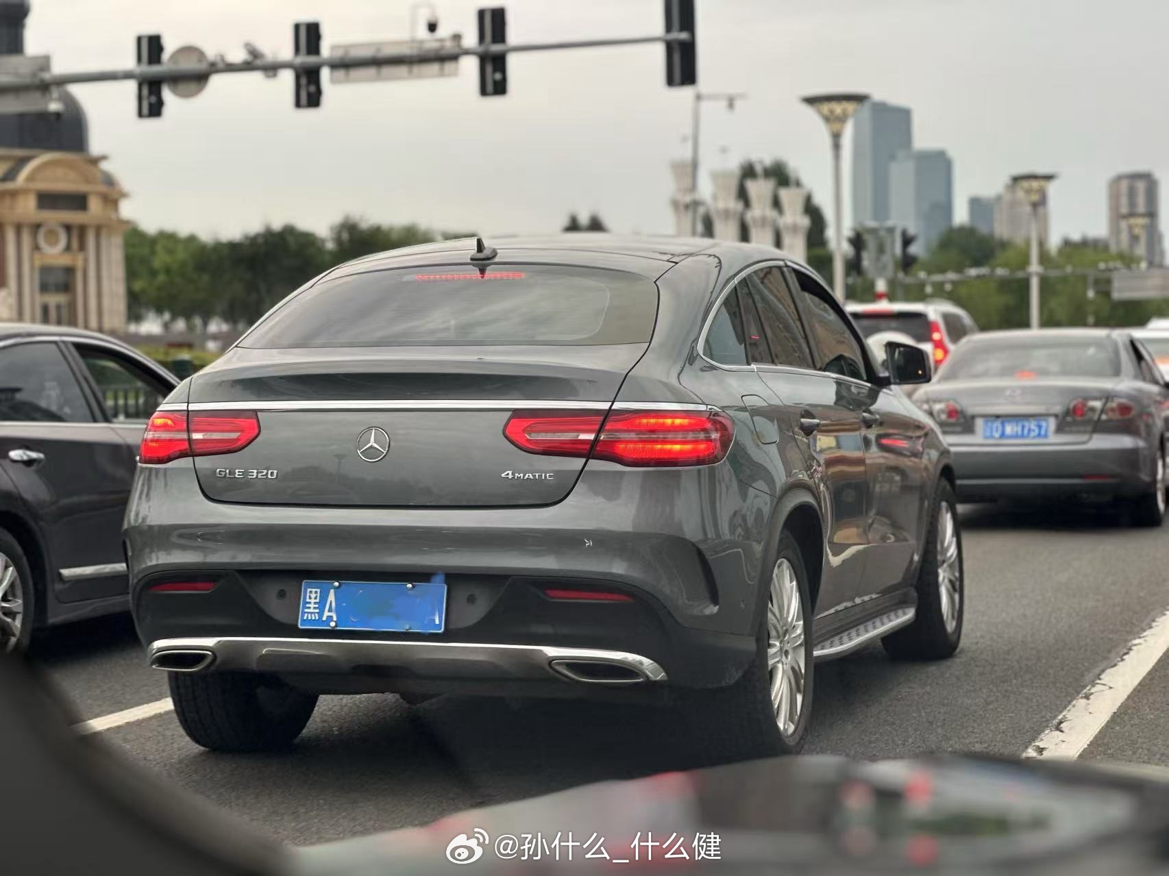 GLE和X6这两款车真是前后配轮毂换错的常见车型。所谓前后配按道理来说应该是前轮