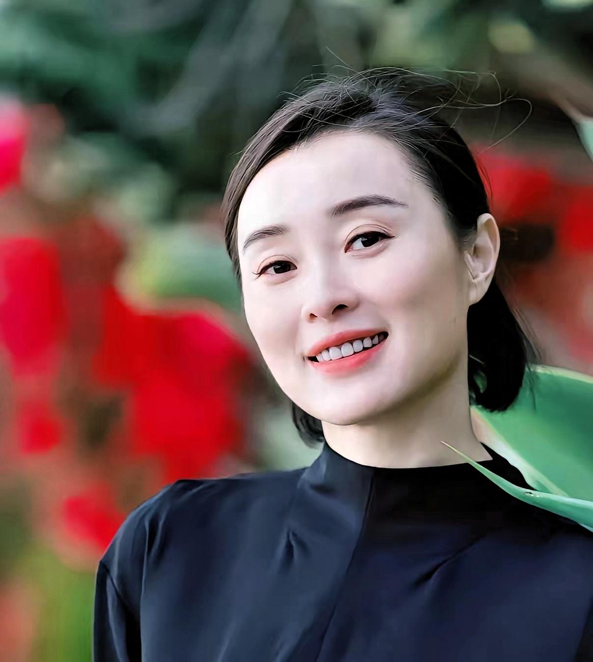 我能接受吴越长胖，
也能接受吴越变老，
但真的接受不了，她都54岁了居然还跟少女