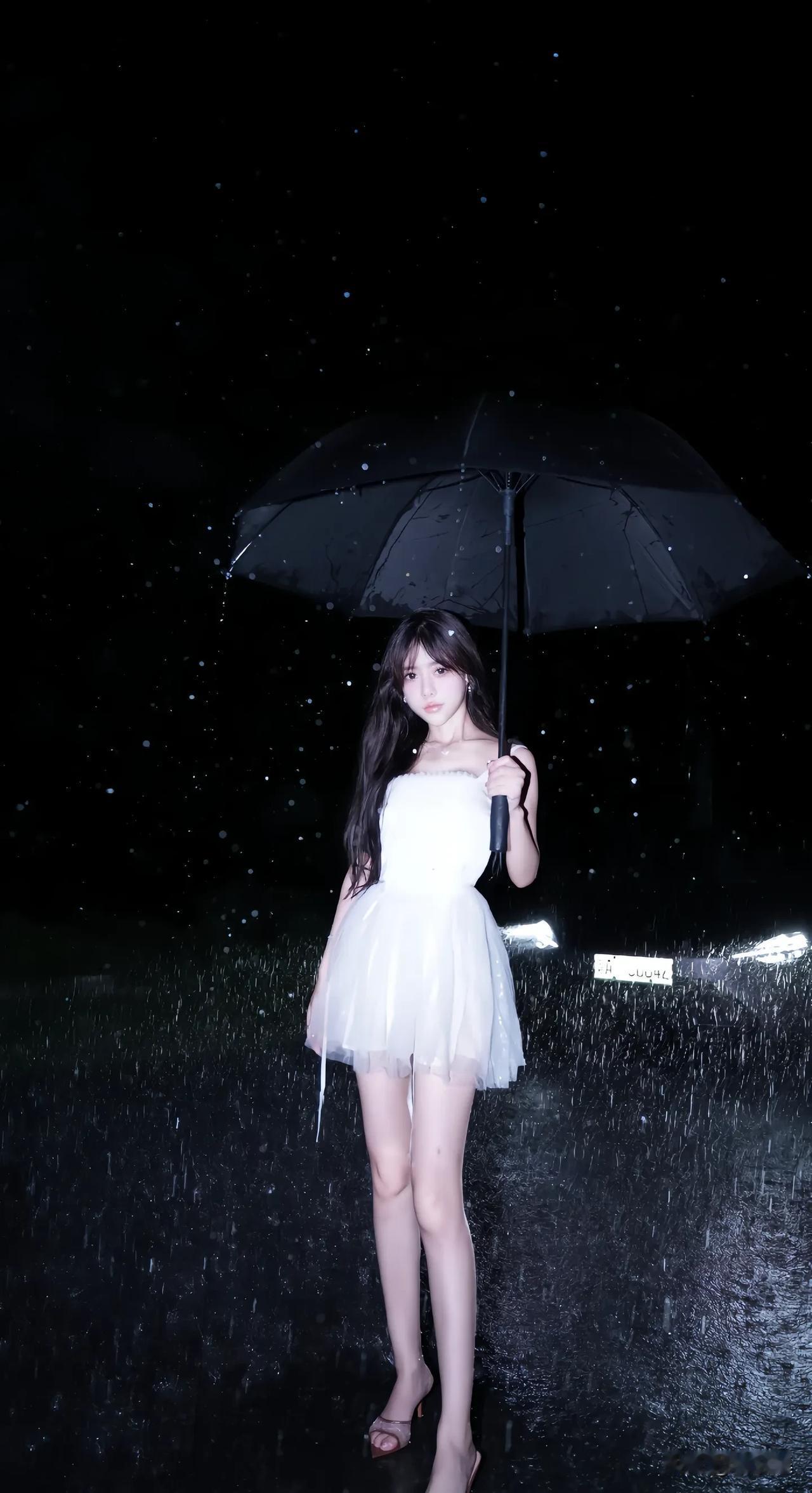 雨中漫步，撑伞漫步在雨中，白色连衣裙飘飘欲仙。