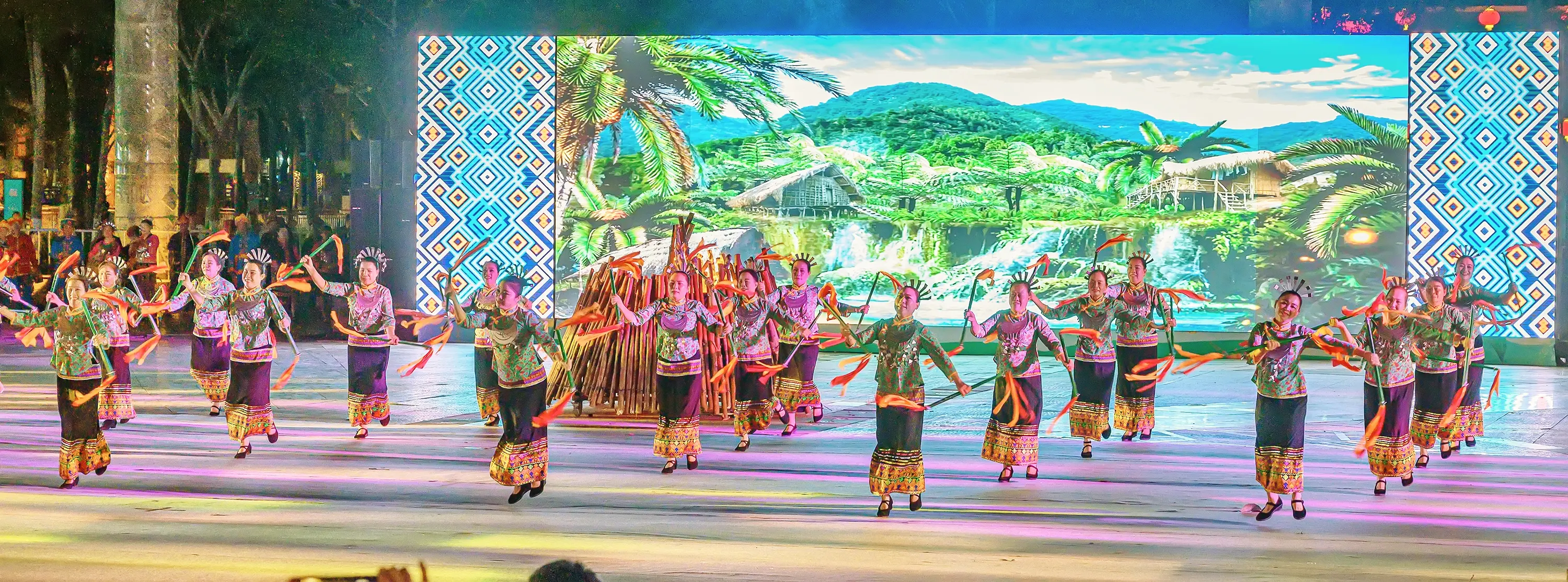 保亭三月三。2025年海南黎苗族传统节日“三月三”保亭分会场文艺演出。