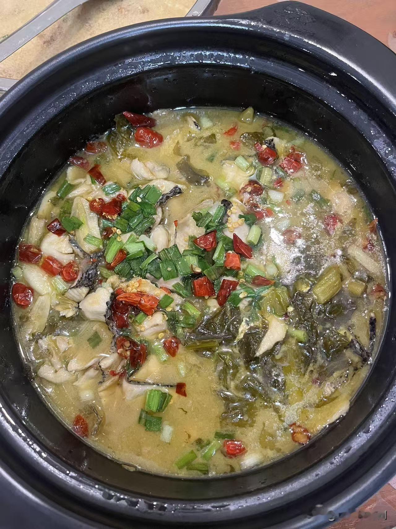 砂锅刚端上桌时，那股酸辣鲜爽的热气裹着酸菜的咸香，“嗡”地一下就钻进了鼻腔——这