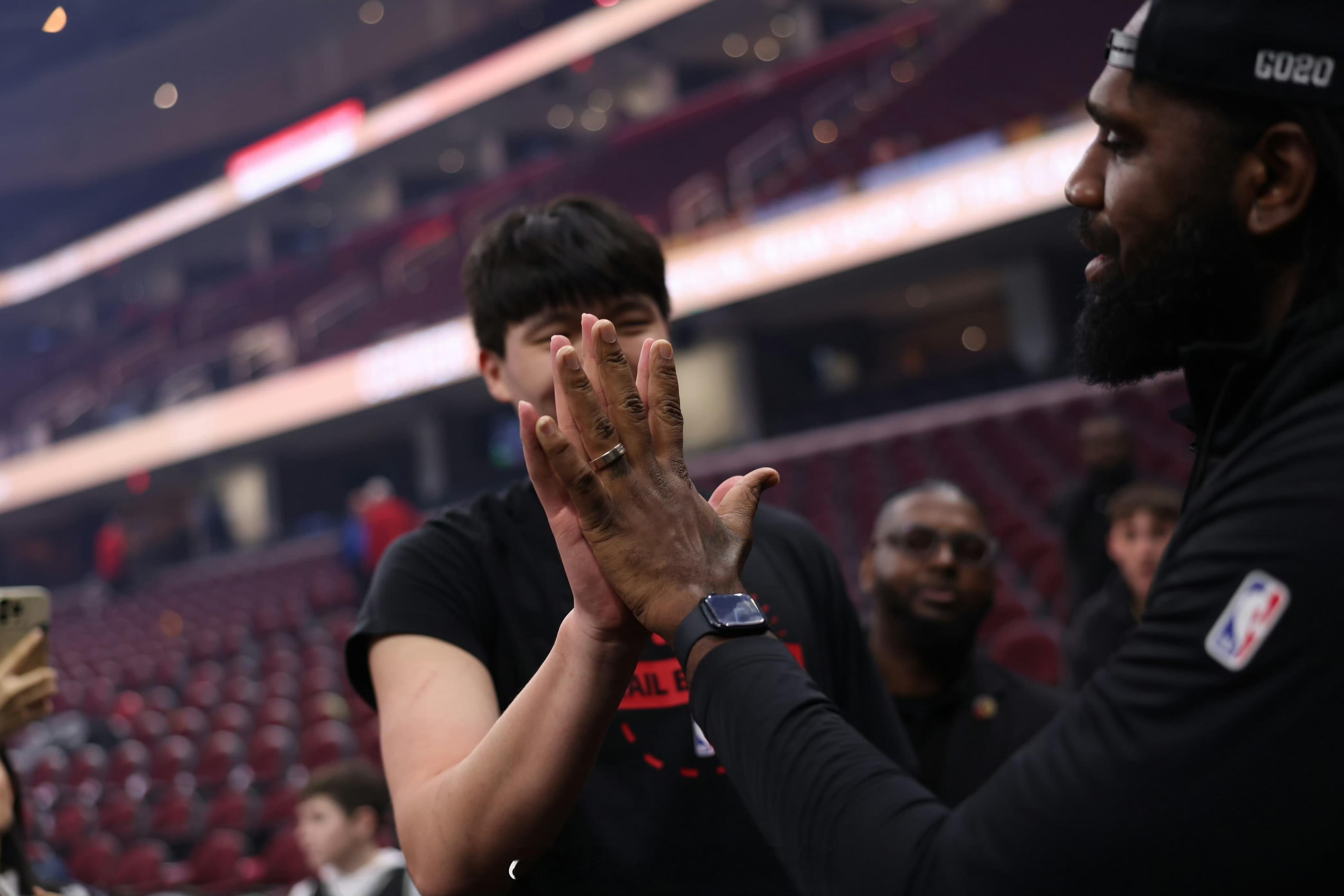 瀚森与开拓者名宿奥登交流合影！开拓者将杨瀚森下放至g联赛