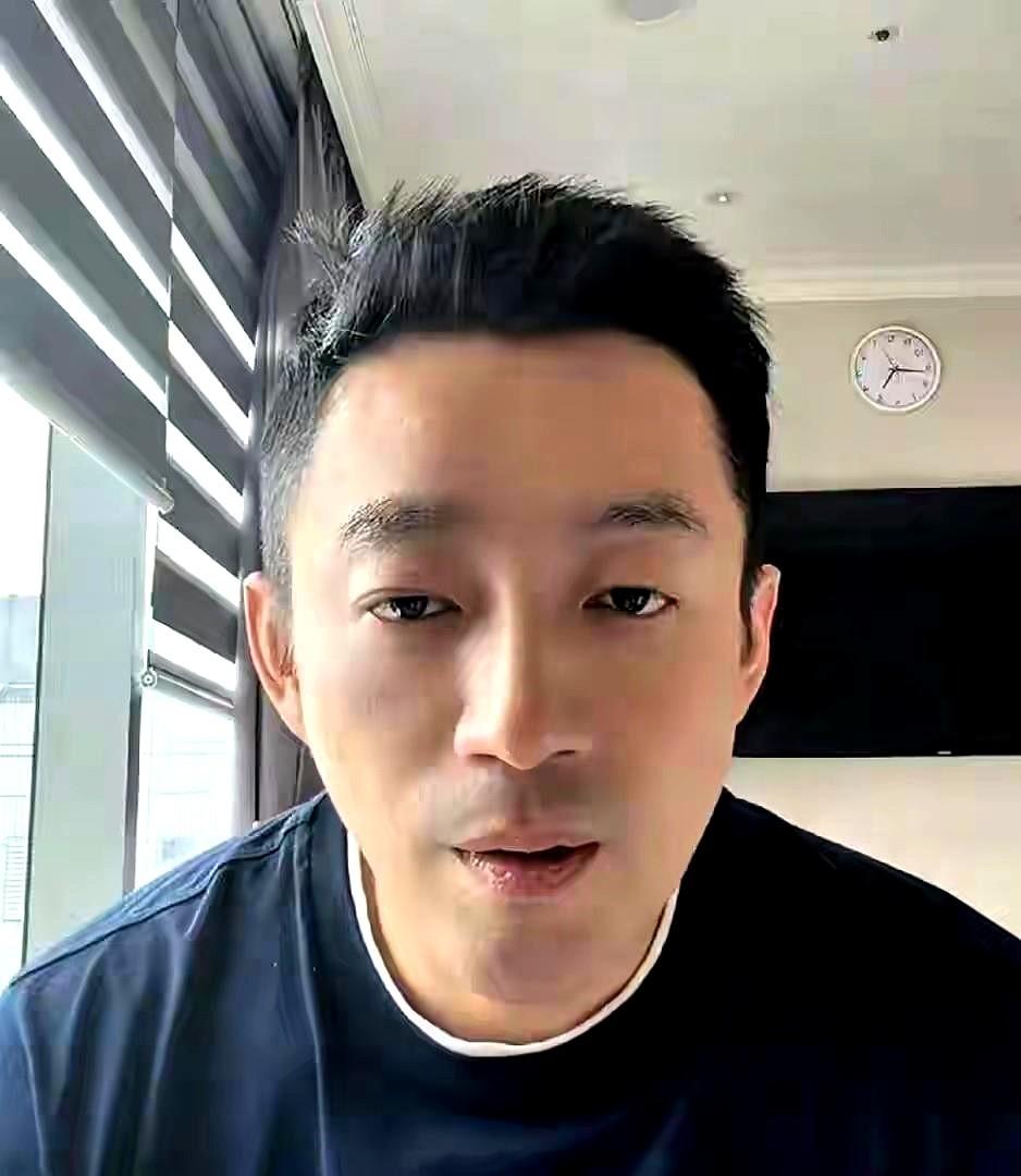 哎，真是替小汪总捏把汗。
看他直播冲着兰姐发火，那股子劲儿，真像个没长大的孩子。