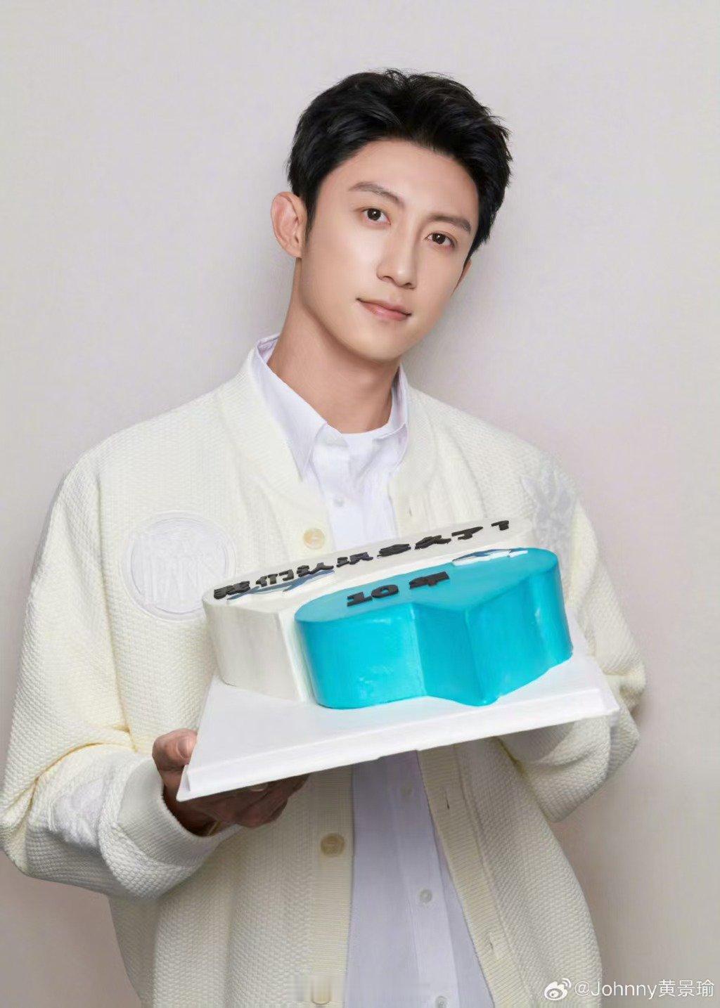 黄景瑜又抓真蛇了黄景瑜在片场又抓蛇了新剧片场又遇蛇，黄景瑜二话不说直接上手，安全