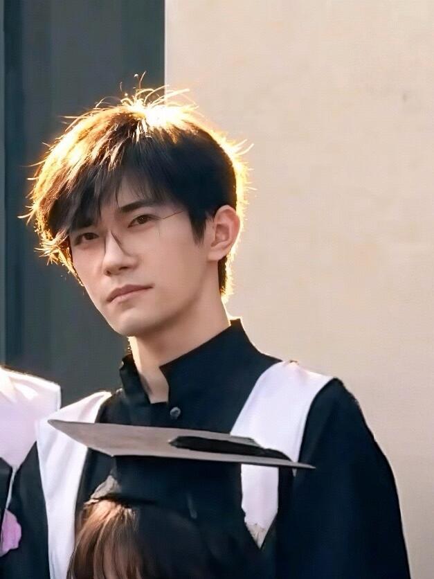 这可是会发光的外星猫听说靠近就会心扑通扑通跳，我一下就中招了吓鼠我了