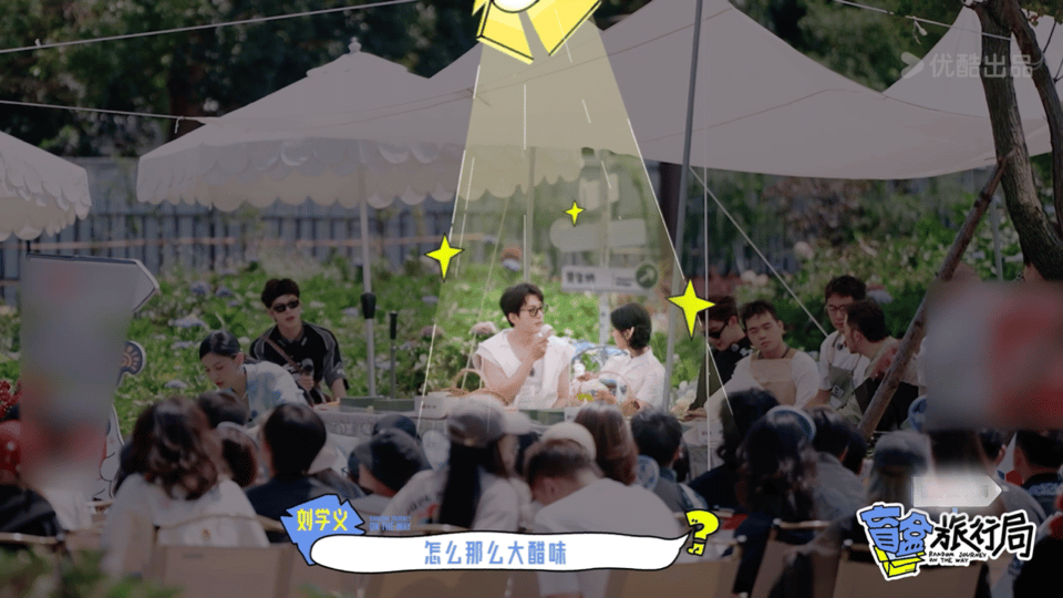 #刘学义替杨超越吃虫子# 暖男上线！刘学义为救杨超越于“虫海”之中，这一幕暖化了