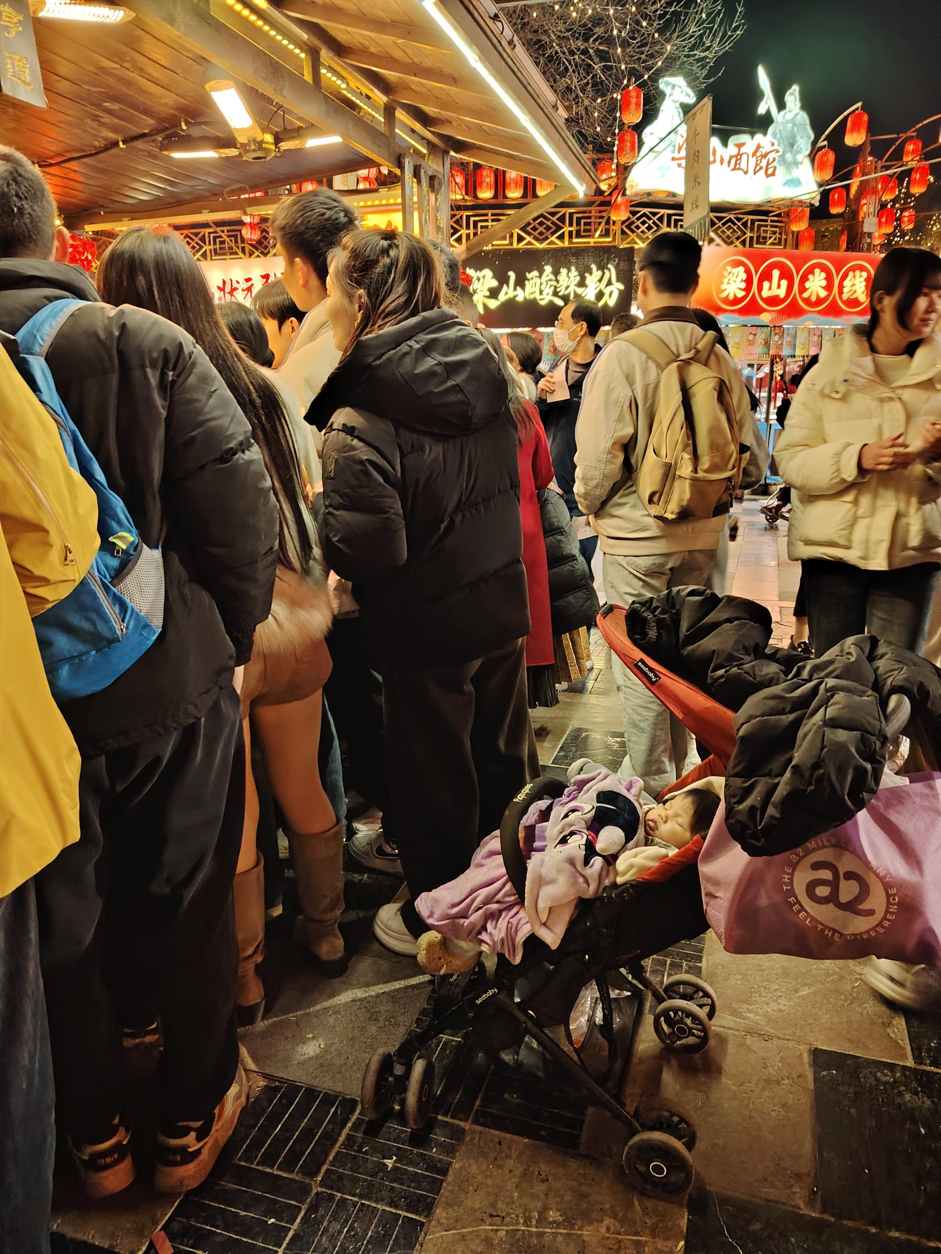 我昨天在压大小的局上，看到一位老父亲推着小推车，孩子才几个大，已经睡着了，妈妈没