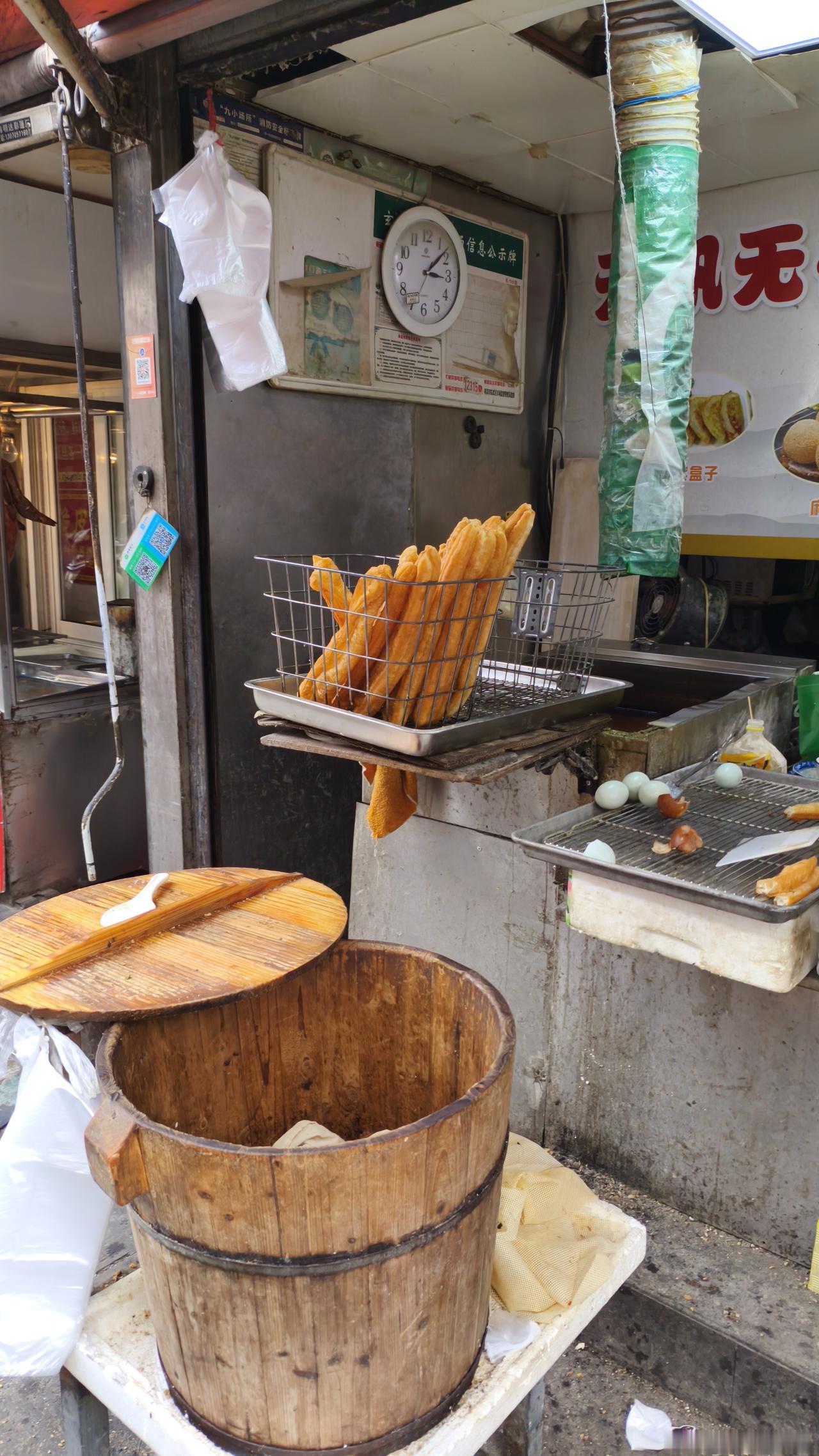 蒸饭软糯香甜，带着股淡淡的米香，油条金黄酥脆，一口咬下去“咔嚓”作响。两者搭配在