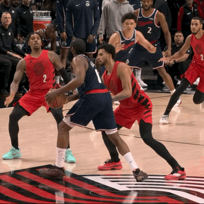 哈登今天充分展示阅读比赛能力，在面对包夹和即将上来的包夹，完全消化掉，就像截出来