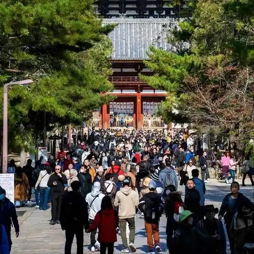 有个日本人挺不服气，质问说中国人既然讨厌日本，干嘛还要去日本旅游。然后有位中国人