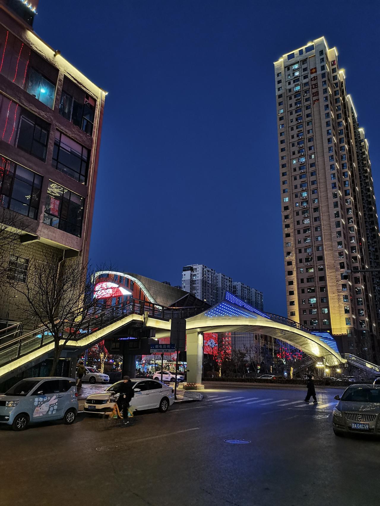 （原创）
家，是宝盖之下的大家庭，仿佛有父亲这根顶梁柱，母亲操劳的双手，还有孩子