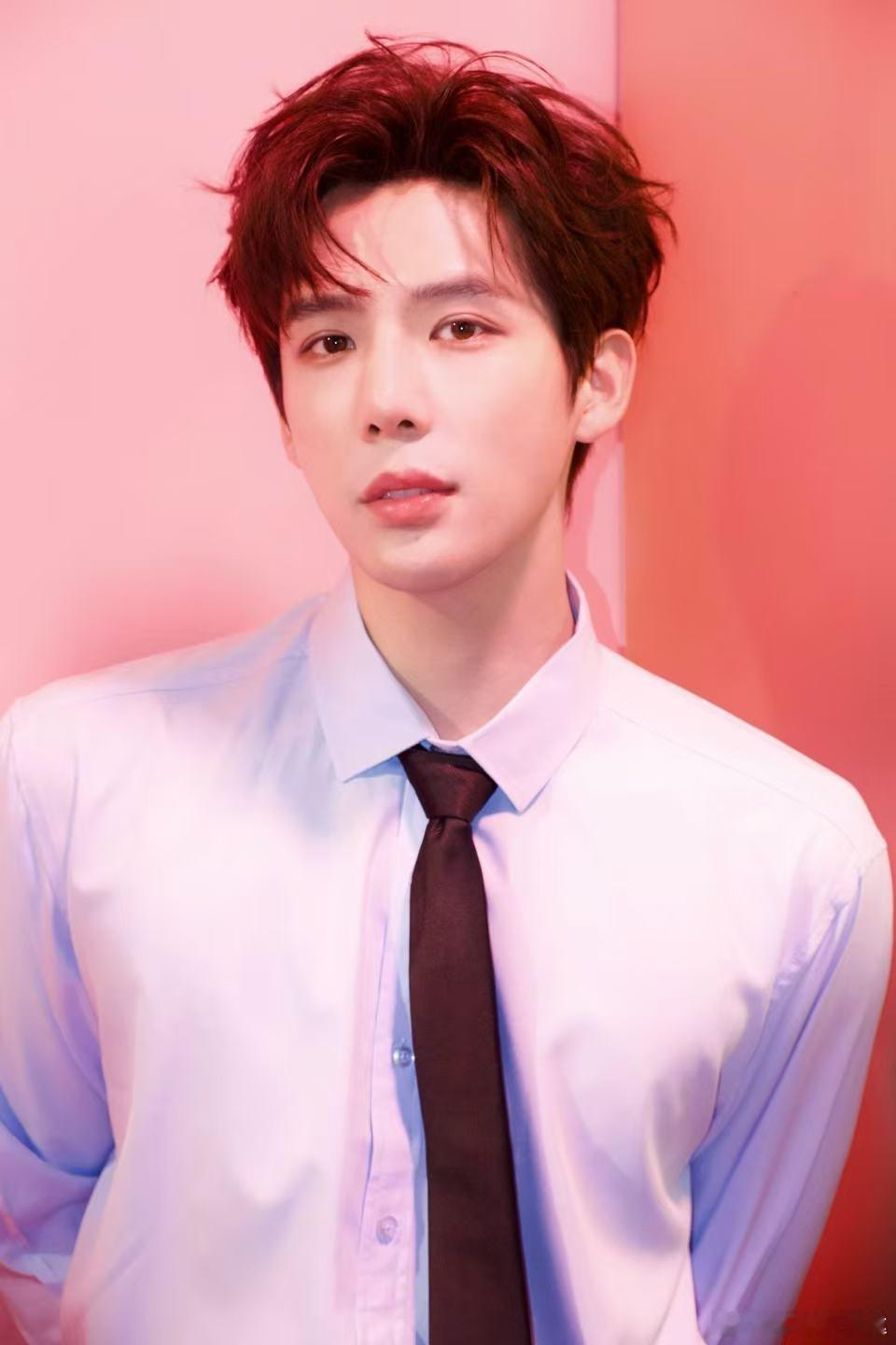 王安宇春晚全程截不到一张清晰的 谁还在为王安宇春晚清晰图抓狂！镜头里的他走位利落