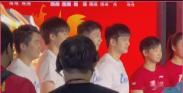 [灵光一闪]“龙哥居然这么谦让？这场面真让人捧腹大笑！”在这个充满竞争的体育圈，