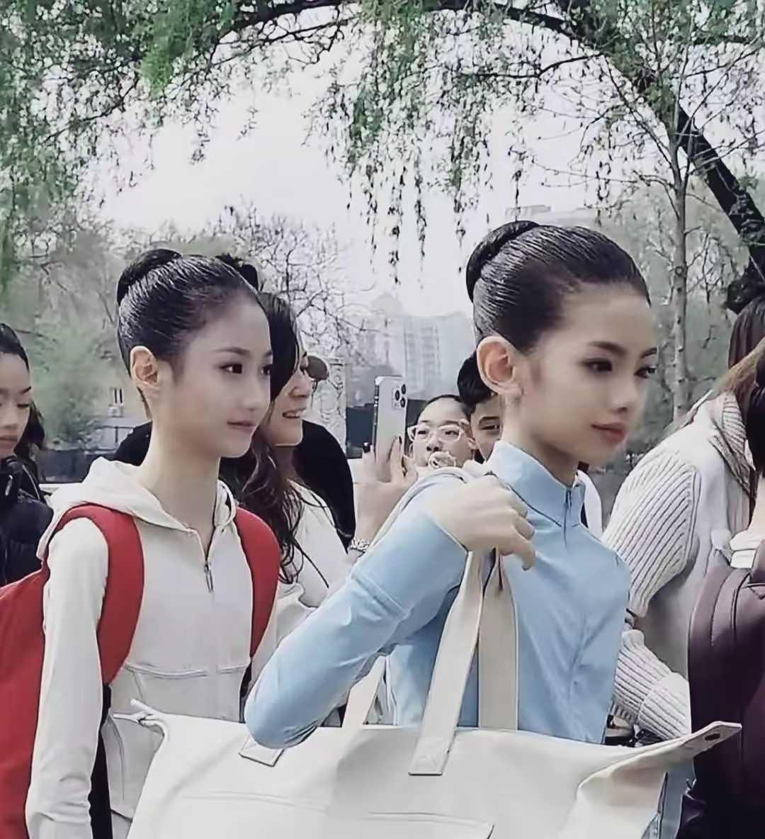 北戏招生的现场，两个小姑娘真是美得不行！
天哪，要是我有这么漂亮的女儿，估计做梦