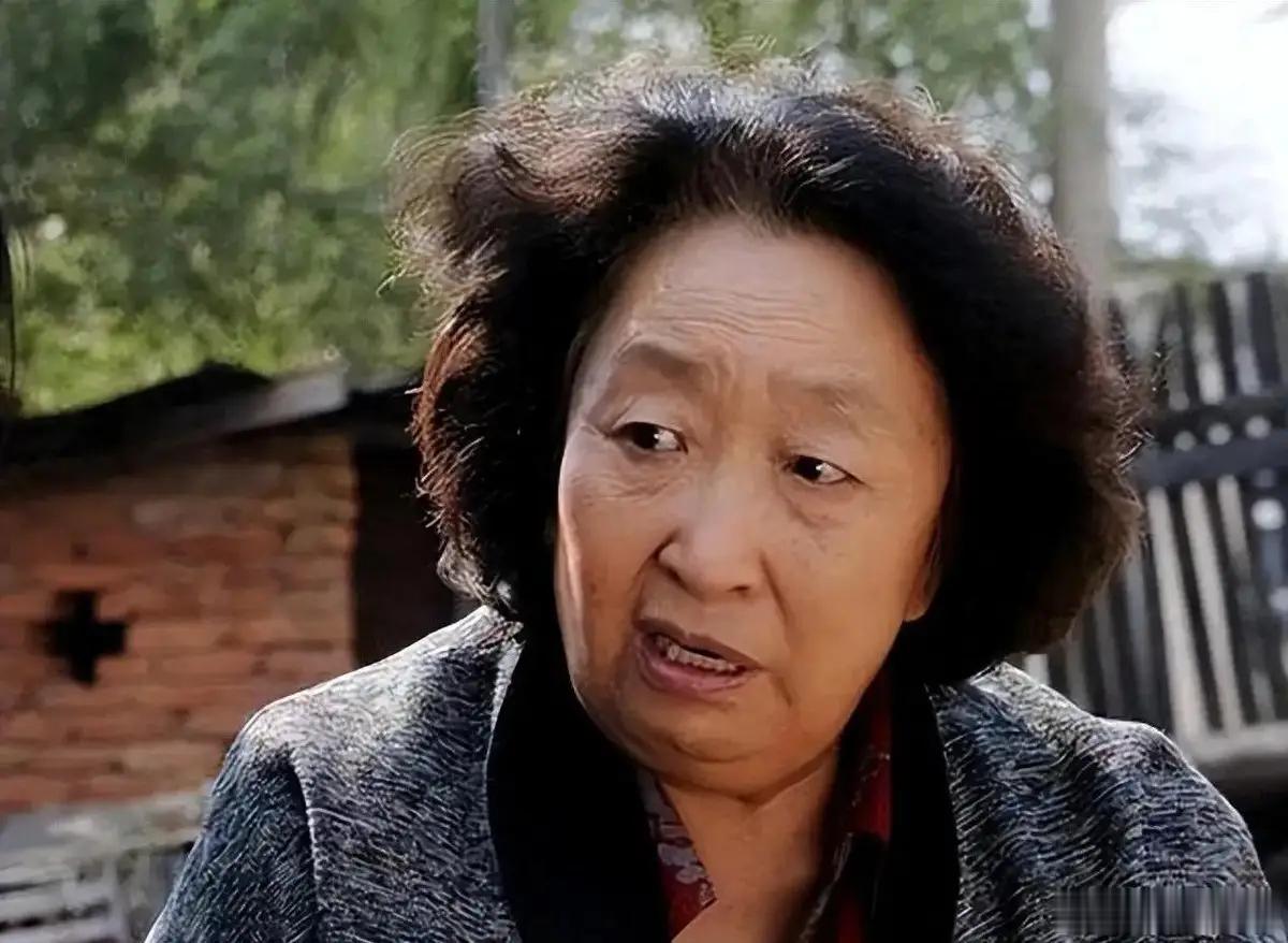 很多人刷到这条消息，脑海里自动蹦出来那个爱碎碎念的牛大妈。彭玉老师大半辈子都在演