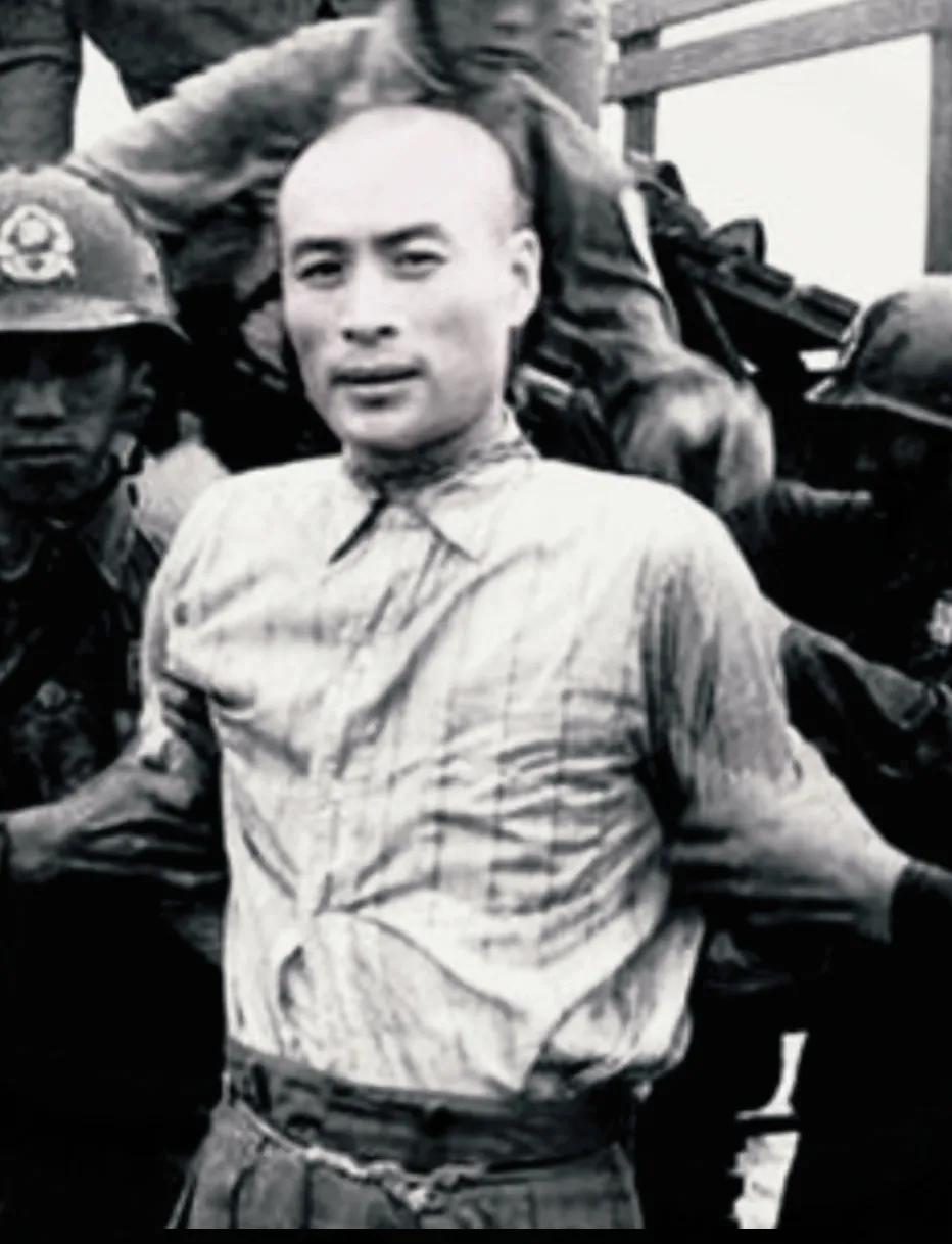 《六十三年的等待与守护》

聂曦的故事充满了无奈与心酸。当年他为了躲避通缉与家人