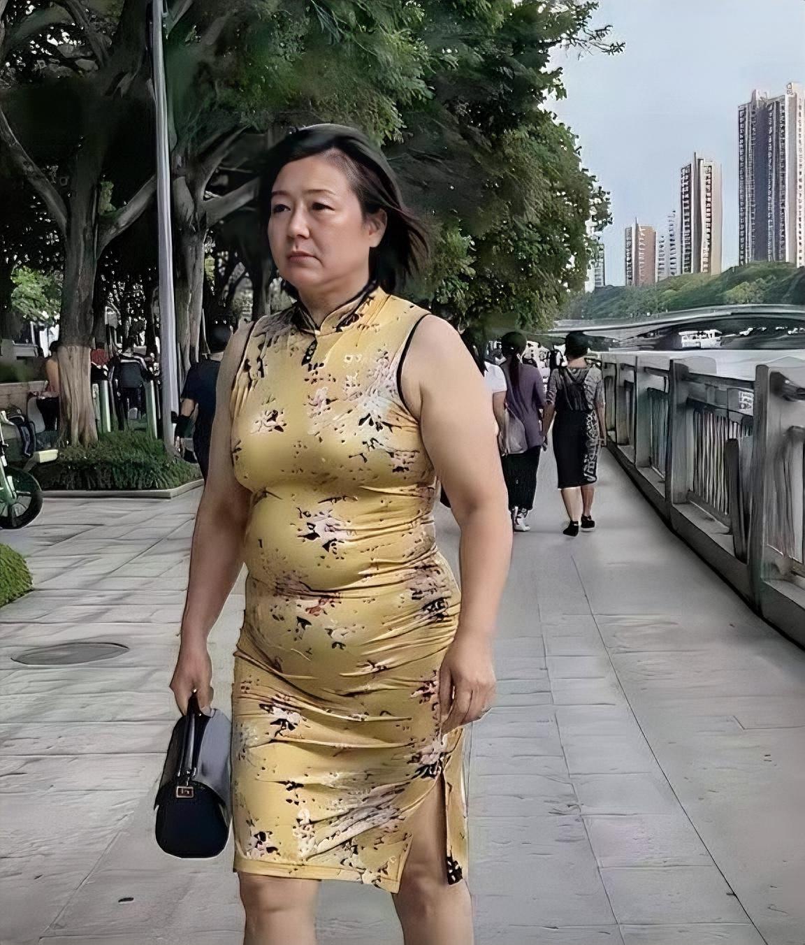 佩服这位同志的勇气！反正我是不敢这样穿。也可能是我的审美不在线，你们怎么看？敬请