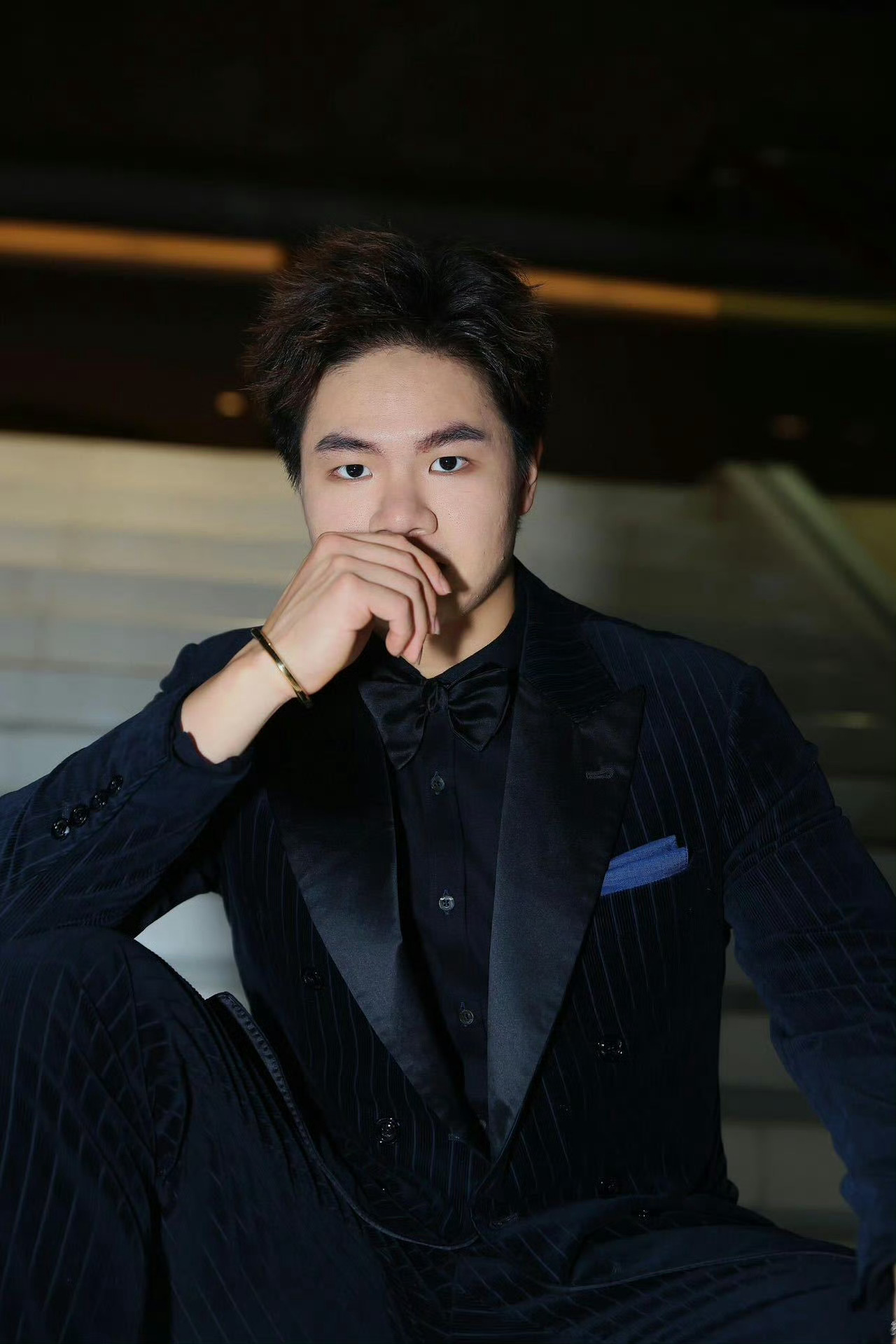 一眼看到了我的老熟人 在网友的照片里一眼看到梁伟铿，感觉比电视上还要白一些。戴着