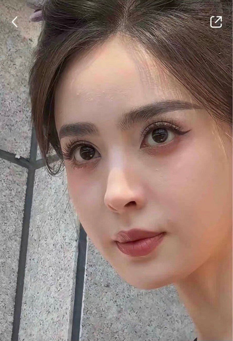 苹果原相机镜头下的古力娜扎，无美颜无滤镜无修图，这个颜值能打吗？ ​​​