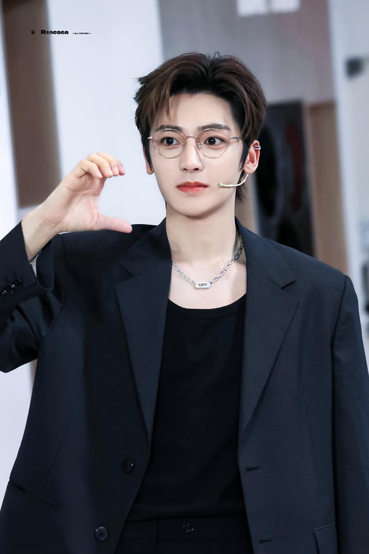 侯明昊来开场了 少年气和表现力双双在线，后面舞台我搬好小板凳了！😭 