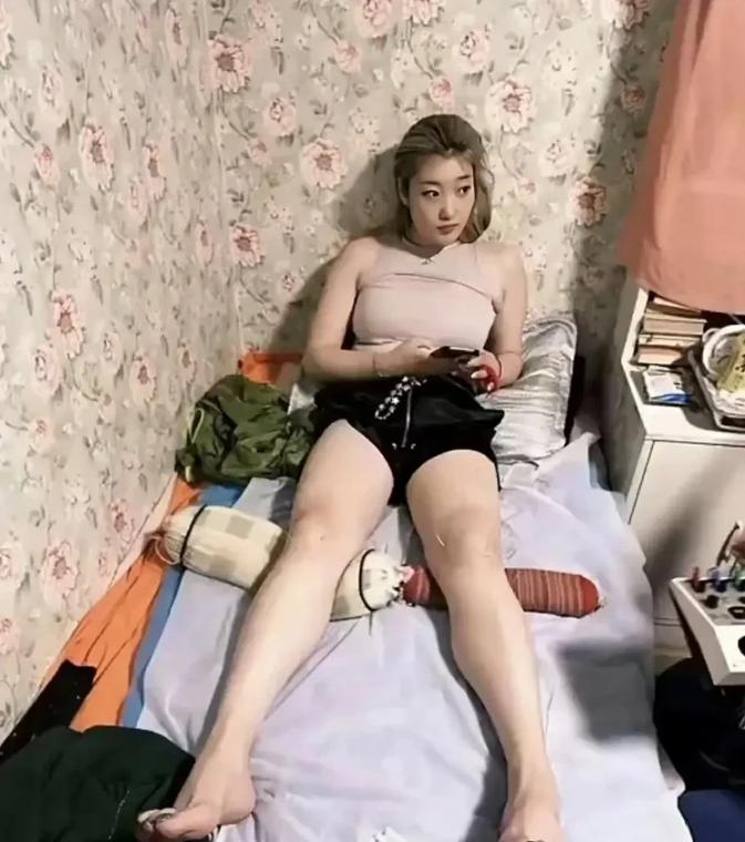 李梦，一位矗立于女篮界的巨人，身高182cm，以其非凡的力量、精湛的技艺和犀利的