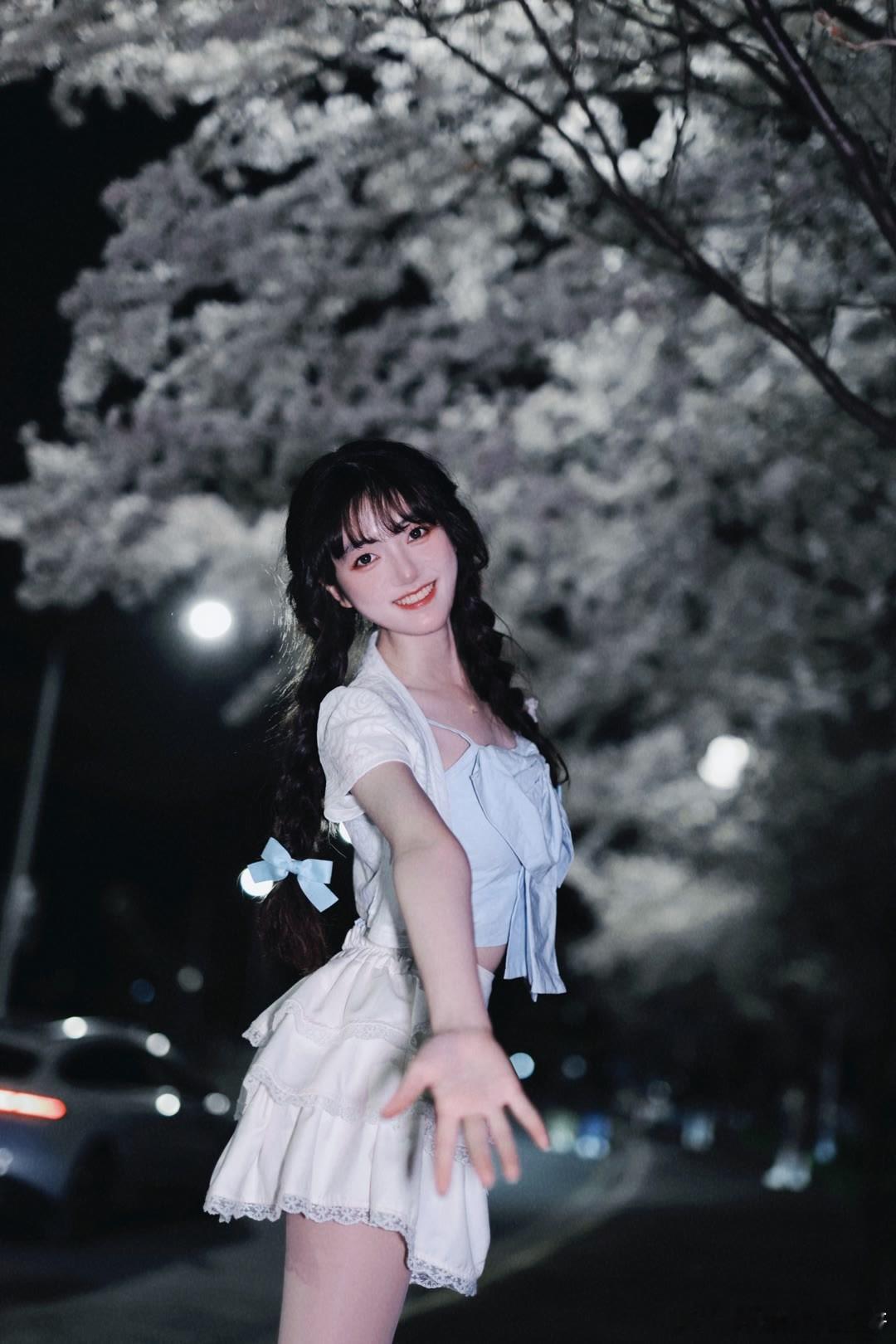 月色下的樱花🌸 ​​​