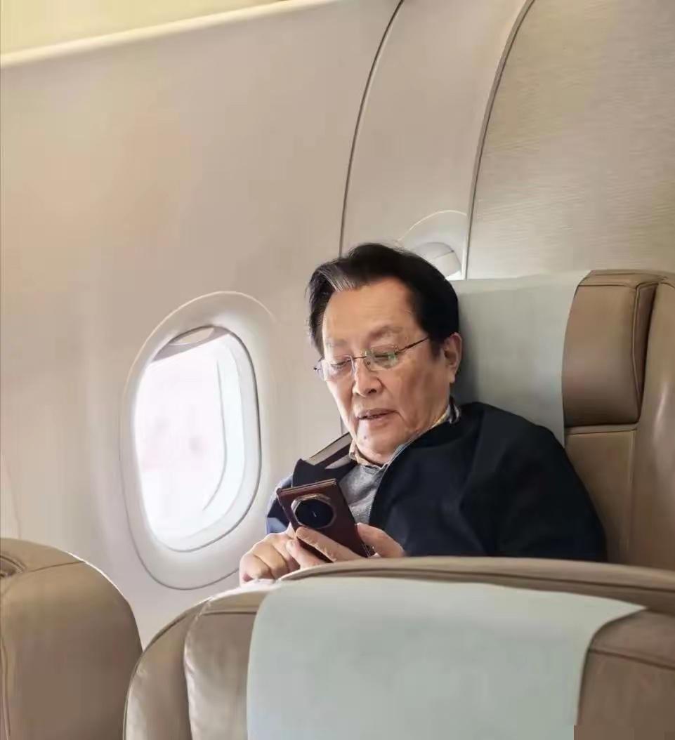 非常优秀的演员，请问一下他用的手机是什么牌子的