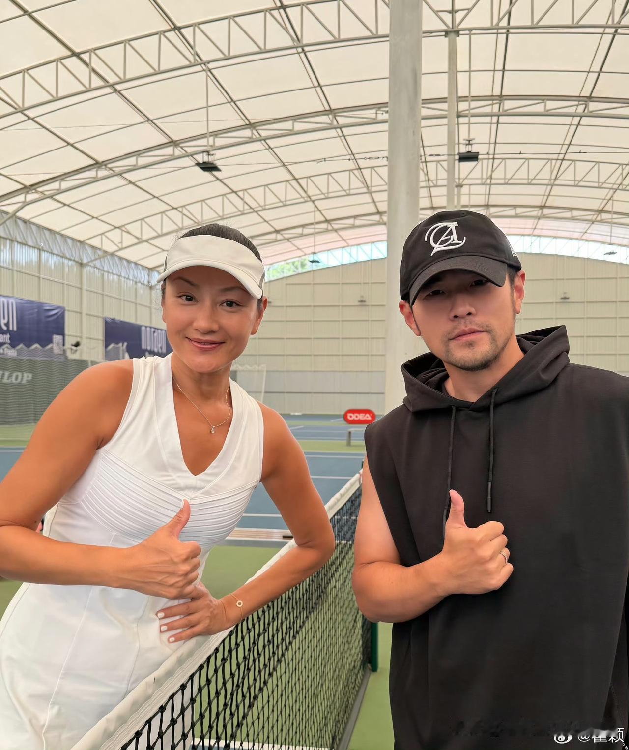瞿颖发文晒和周杰伦网球场同框！盼了半天抢抢杯没来 没想到伦伦先来了，约战周杰伦打