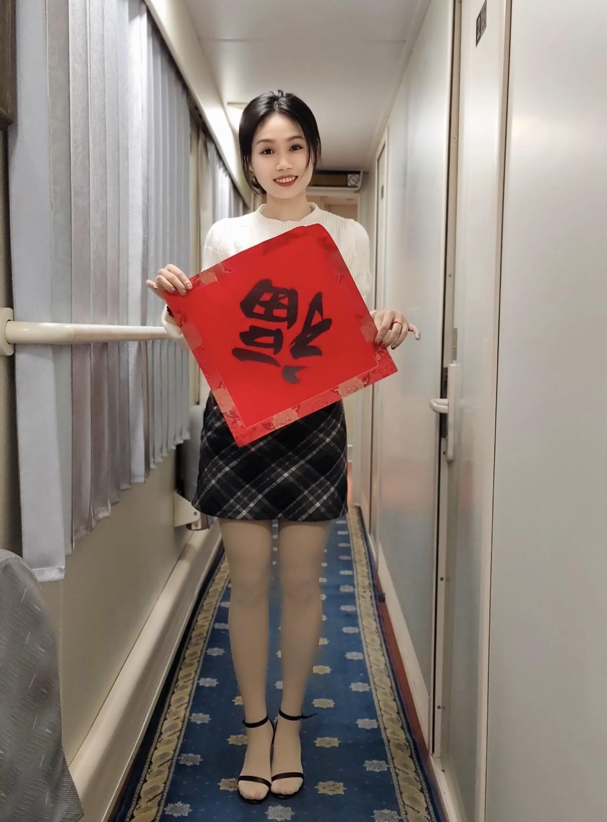 拿着福字，站在走廊里，准备过年。